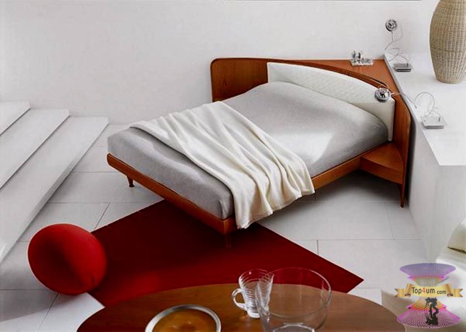 Кровать в углу комнаты