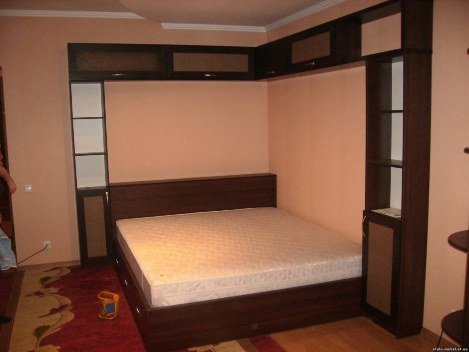 Двуспальная кровать у стены