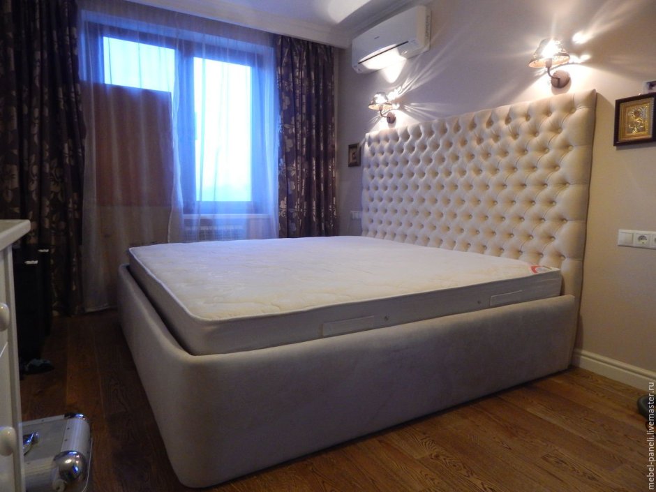 Кровать с высоким изголовьем