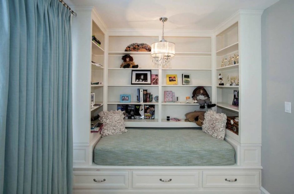 Спальня с рабочим местом у окна