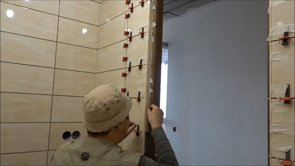 Церемония у плиточной стены