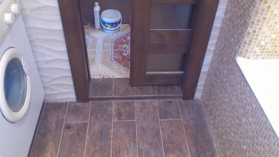 Белая дверь в ванную комнату