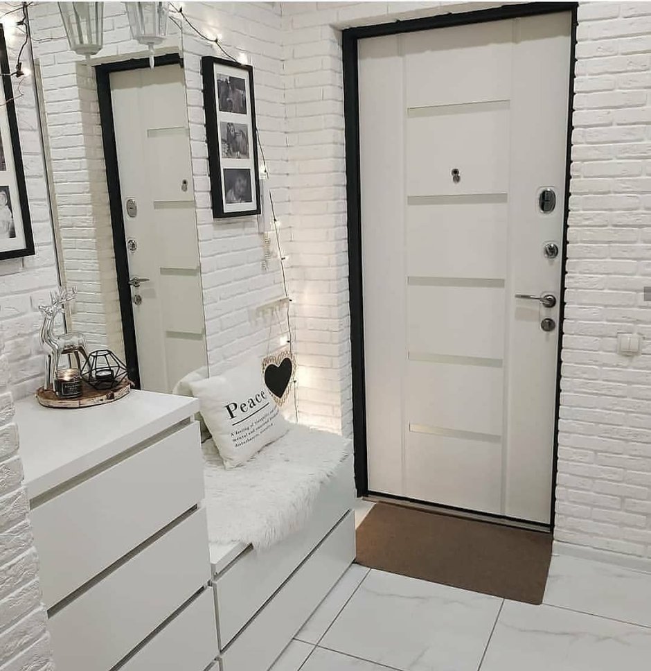 Коридор с дверями в ванную и туалет