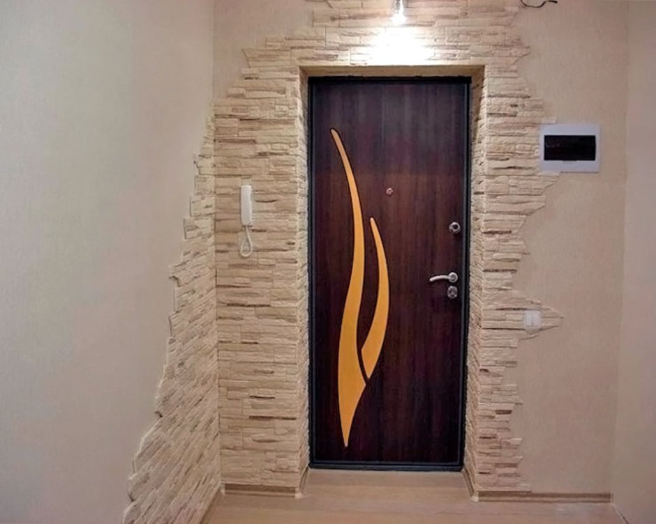 Декоративный кирпич у входной двери