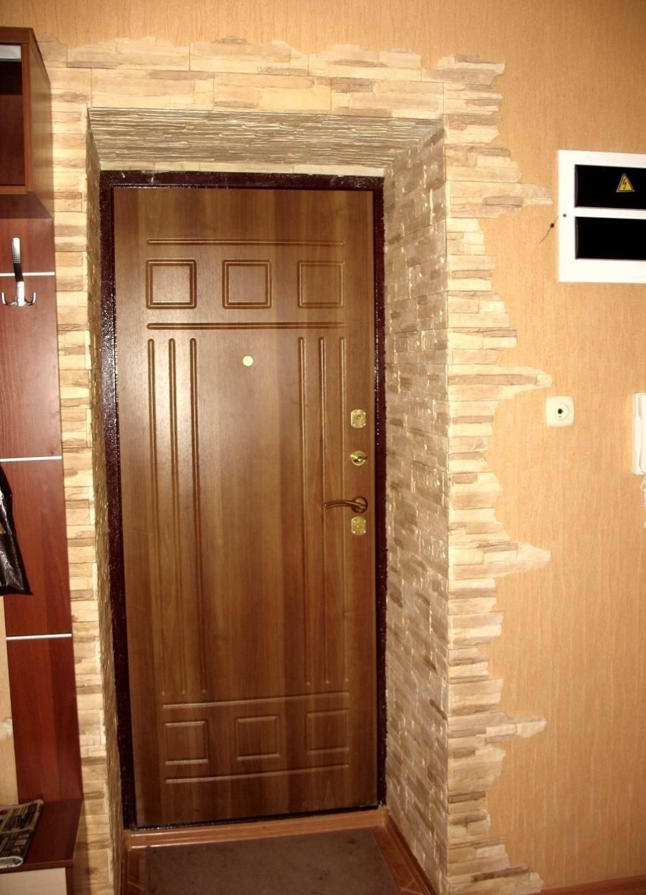 Белая дверь в ванную комнату