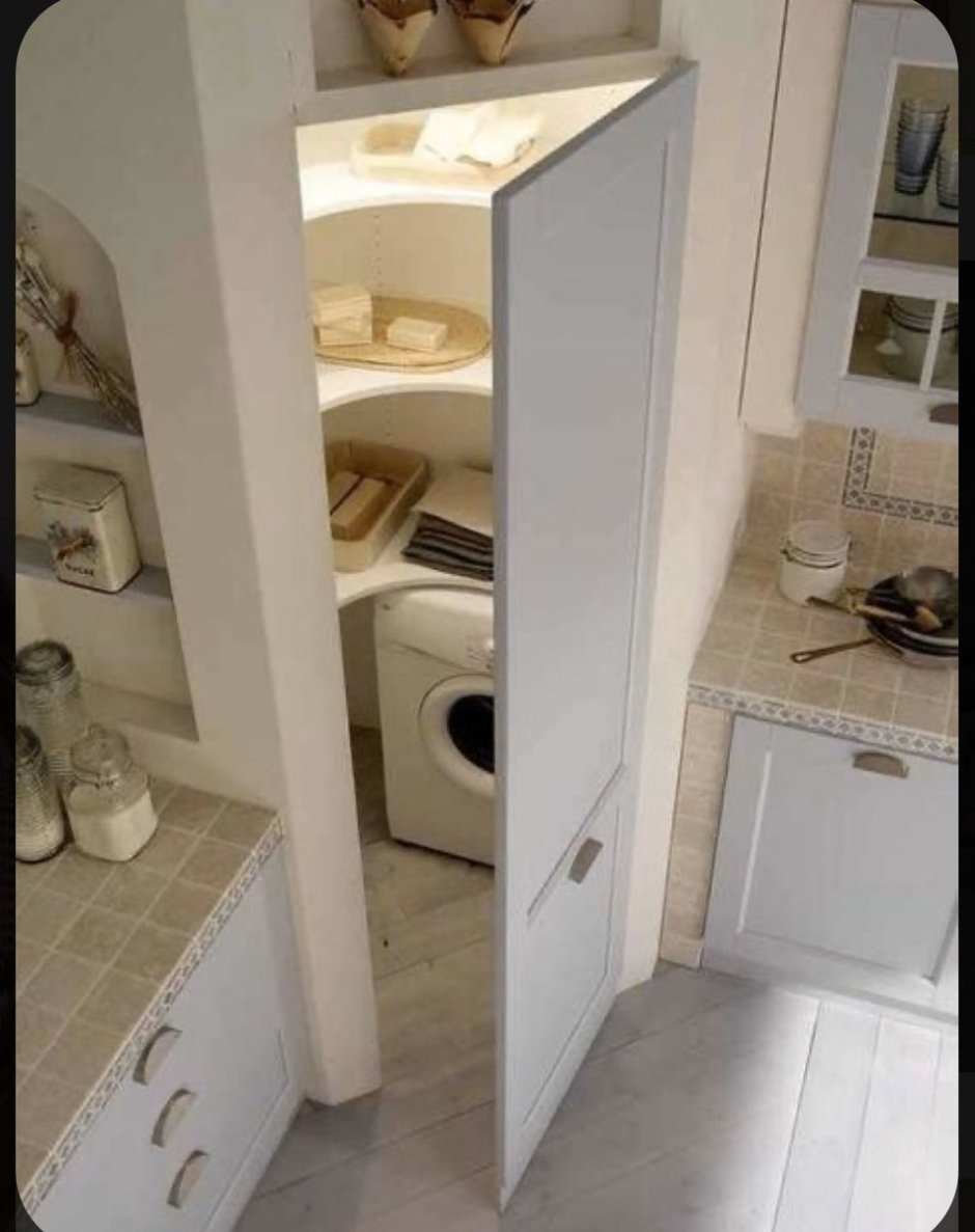 Кухня в американском доме с кладовой