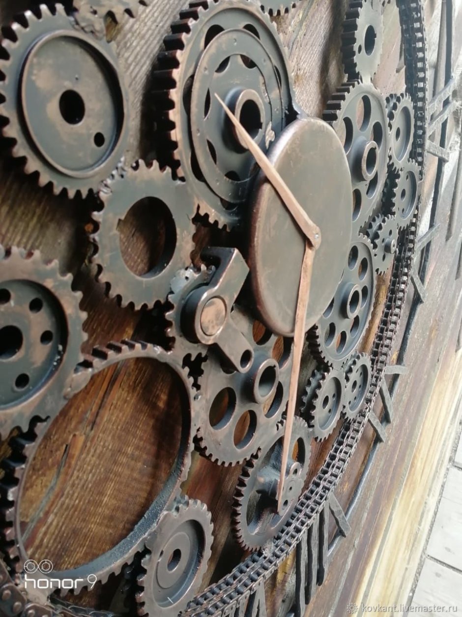 Часы в стиле лофт из дерева