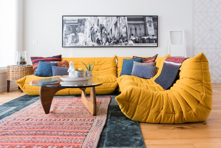 Необычный яркий диван