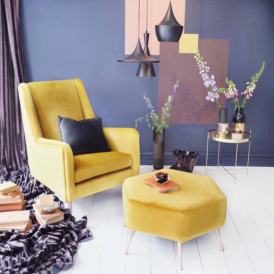 Горчичное кресло в интерьере