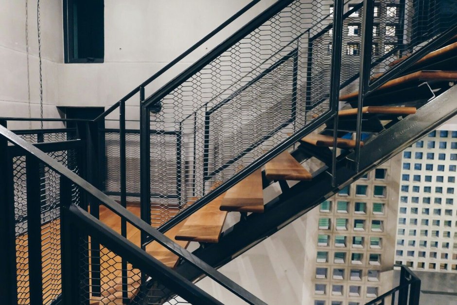 Лестница лофт прутья