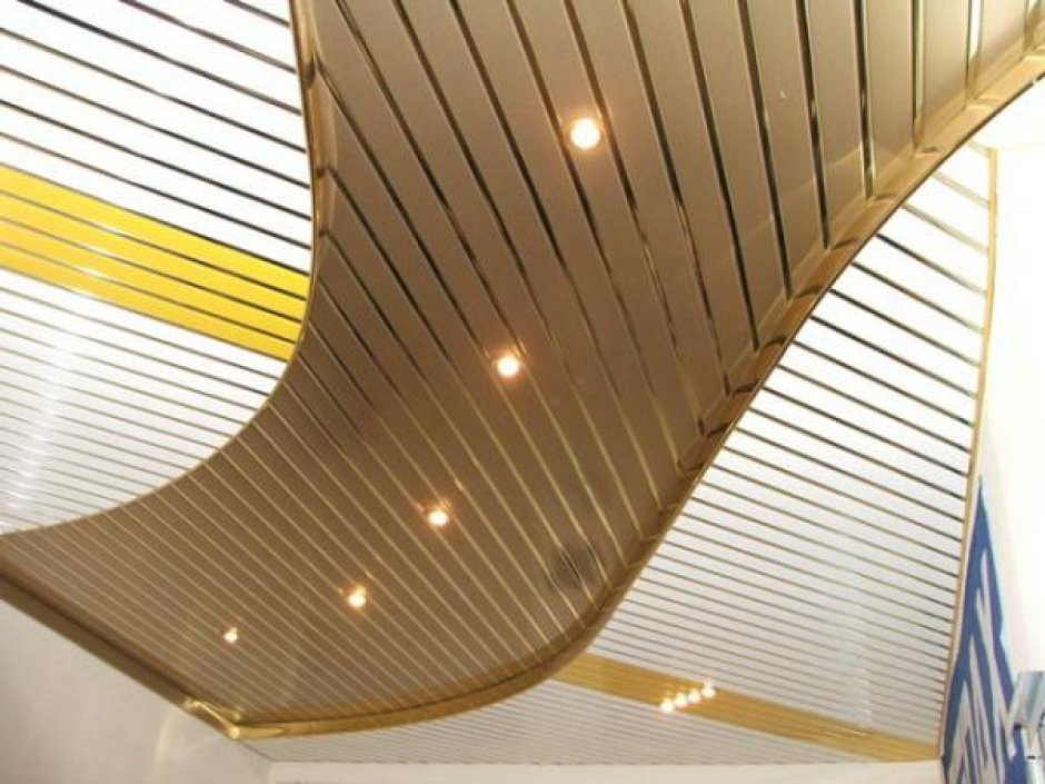 Потолок из деревянных реек с промежутками