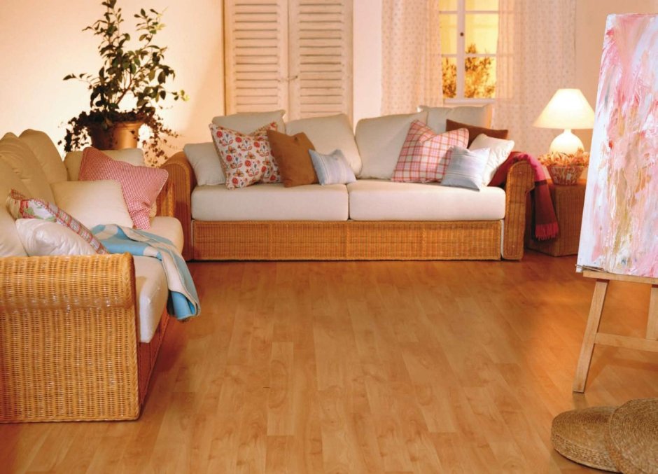 Сочетание рыжего ламината с обоями