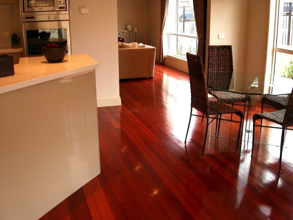 Красный ламинат в интерьере