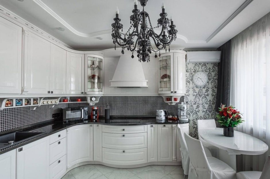 Белая кухня с темной столешницей в интерьере