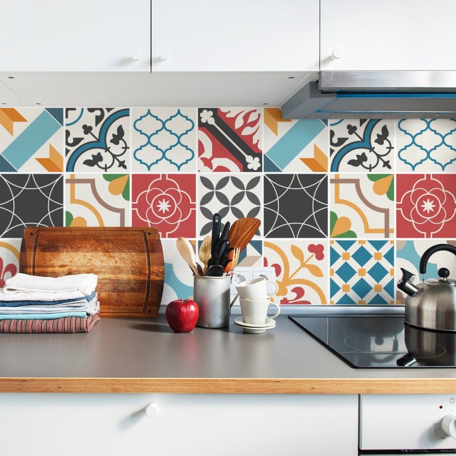 Яркая плитка на фартук для кухни
