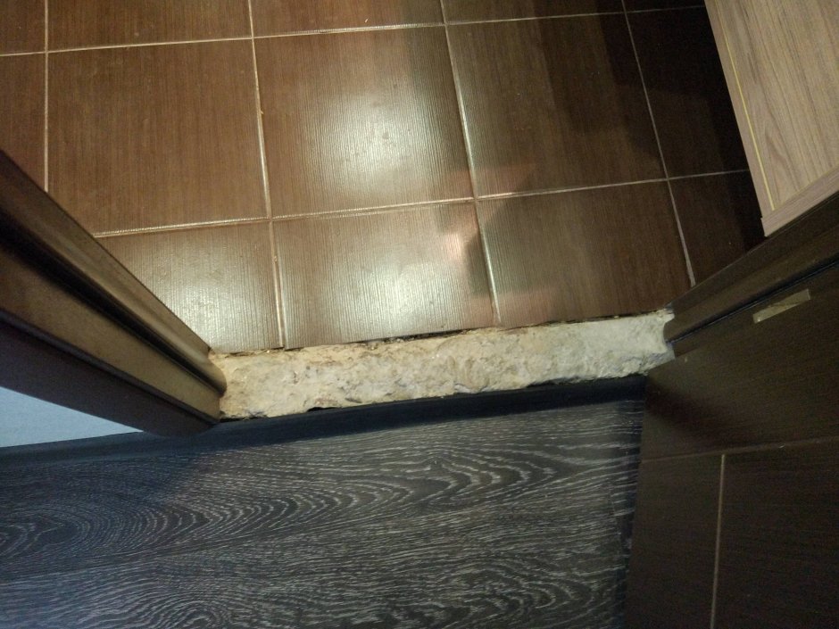 Порог из плитки в ванной