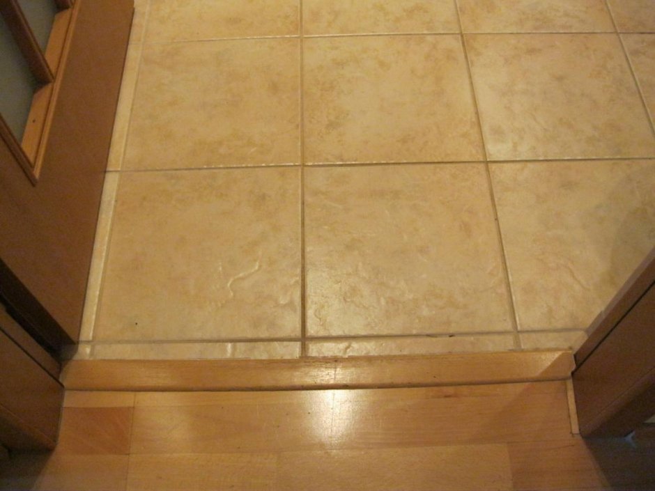 Порог между туалетом и коридором