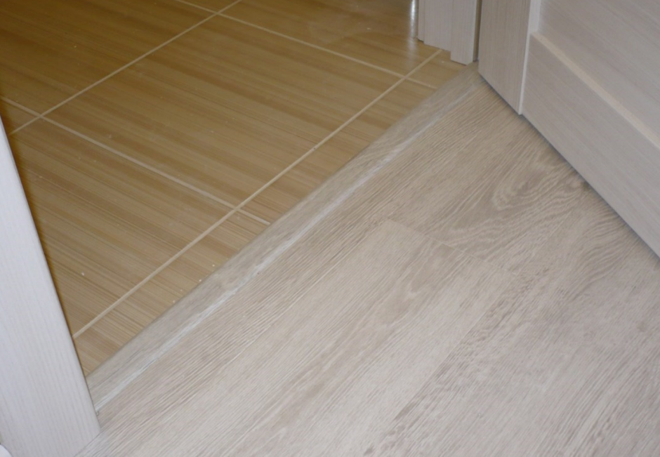 Стык линолеума и плитки