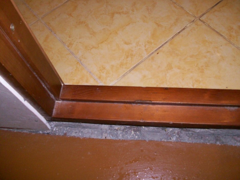 Порог снизу двери