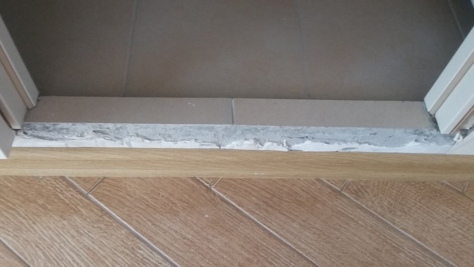 Порог между санузлом и коридором