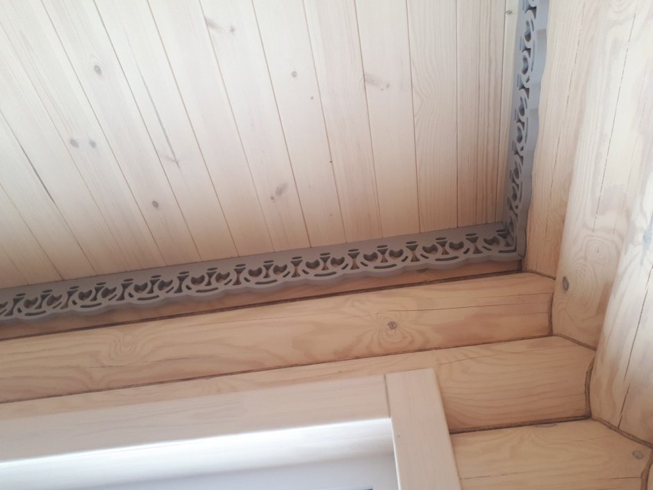 Потолочный плинтус в бревенчатом доме