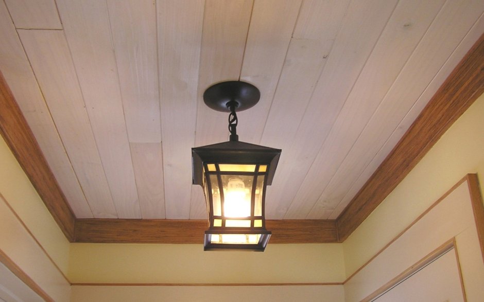 Потолочный плинтус в деревянном доме