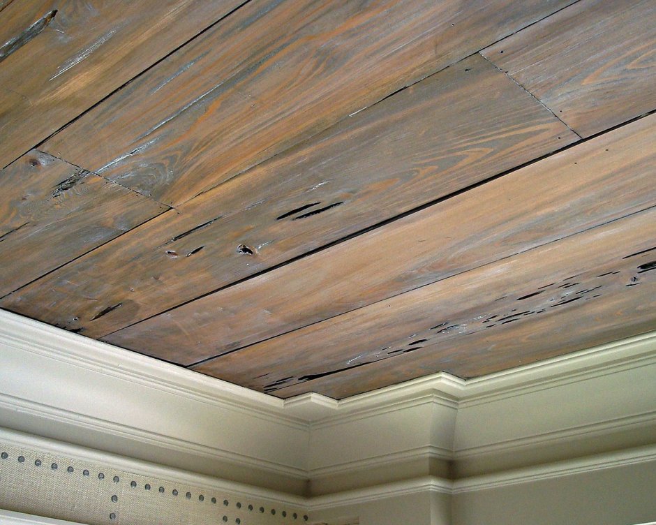 Отделка потолка доской