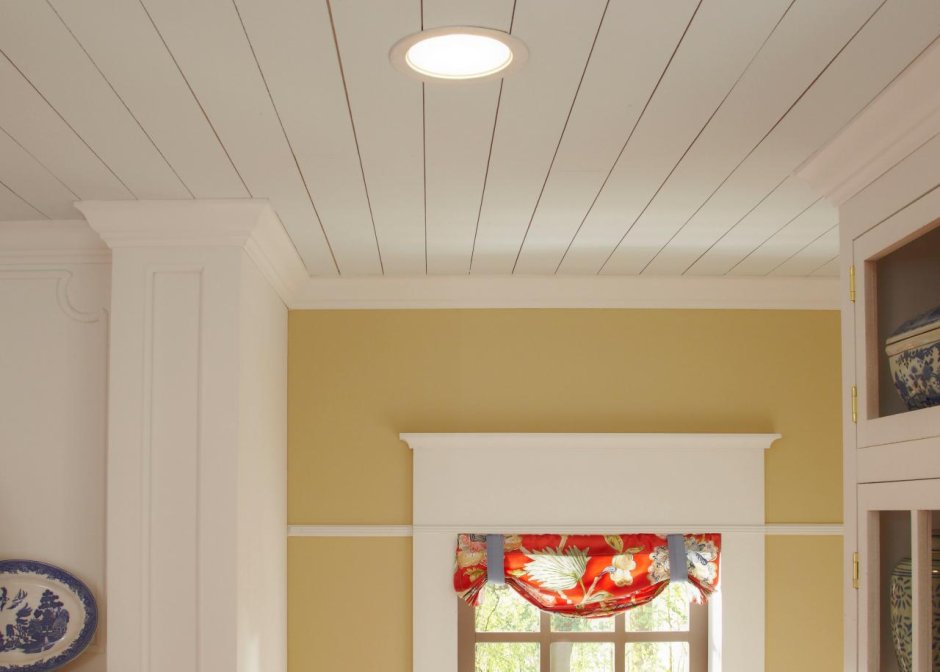 Потолочный плинтус в деревянном доме