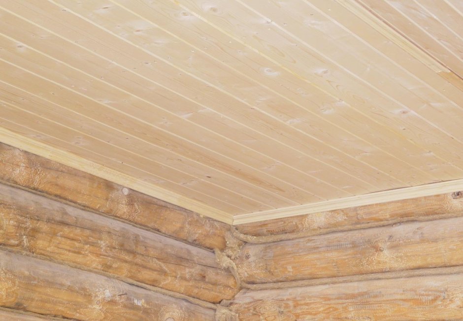 Обшивка потолка имитацией бруса