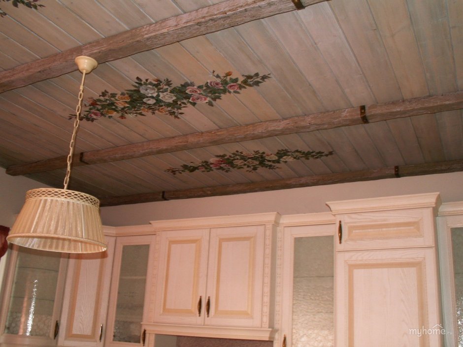 Декор потолка из вагонки