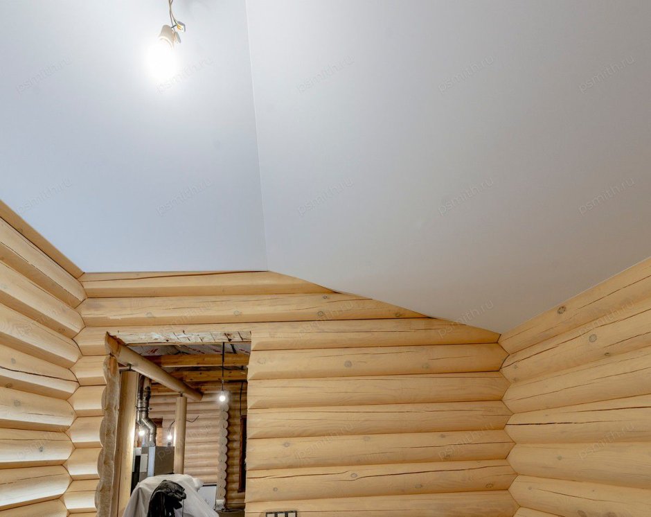 Натяжной потолок в деревянном доме