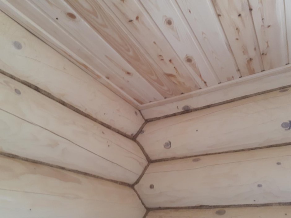 Плинтус потолочный в срубе