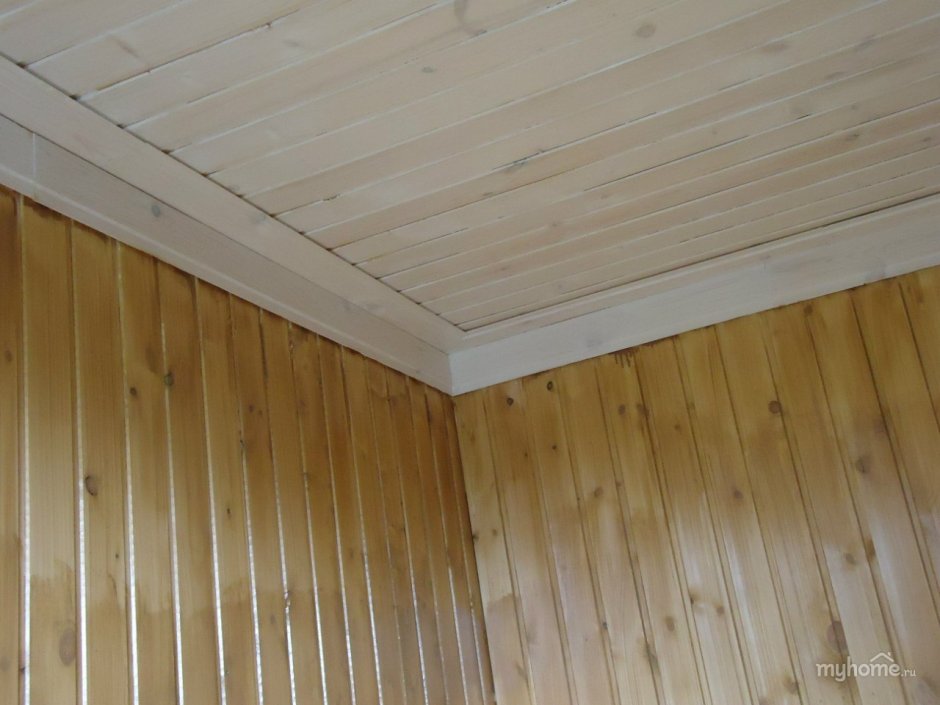 Потолок из крашеной вагонки