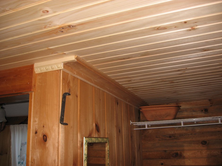 Потолочный плинтус для деревянных потолков