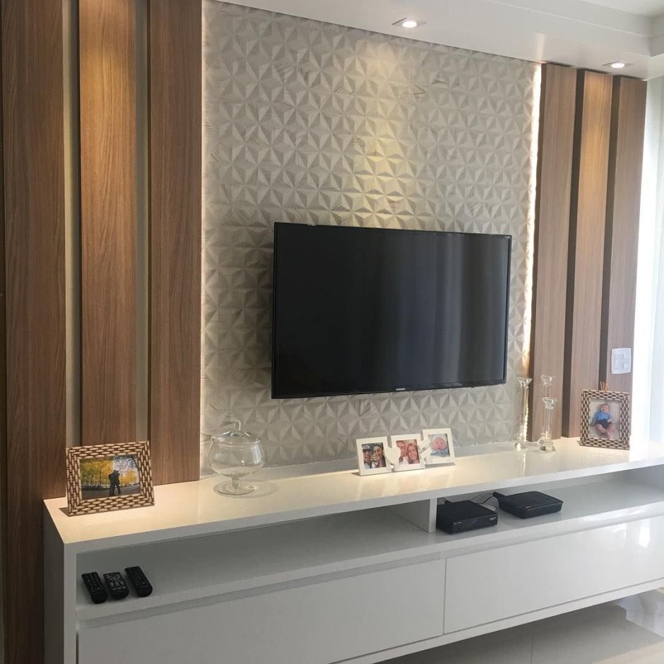 Телевизор на белой стене