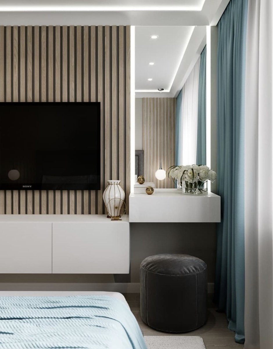 Телевизор на деревянной панели