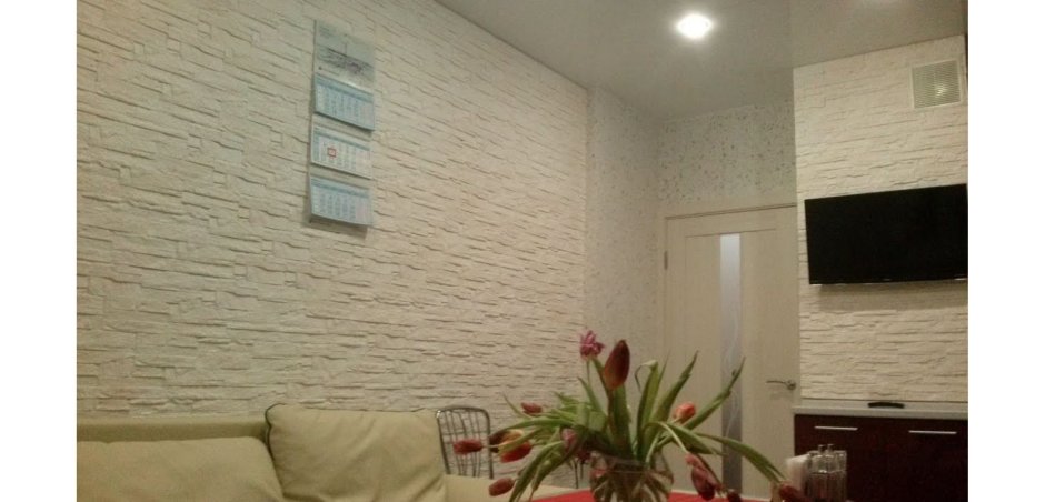 Декоративный камень в обеденной зоне