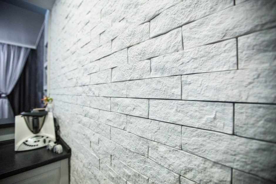 Декоративный кирпич на маленькой кухне