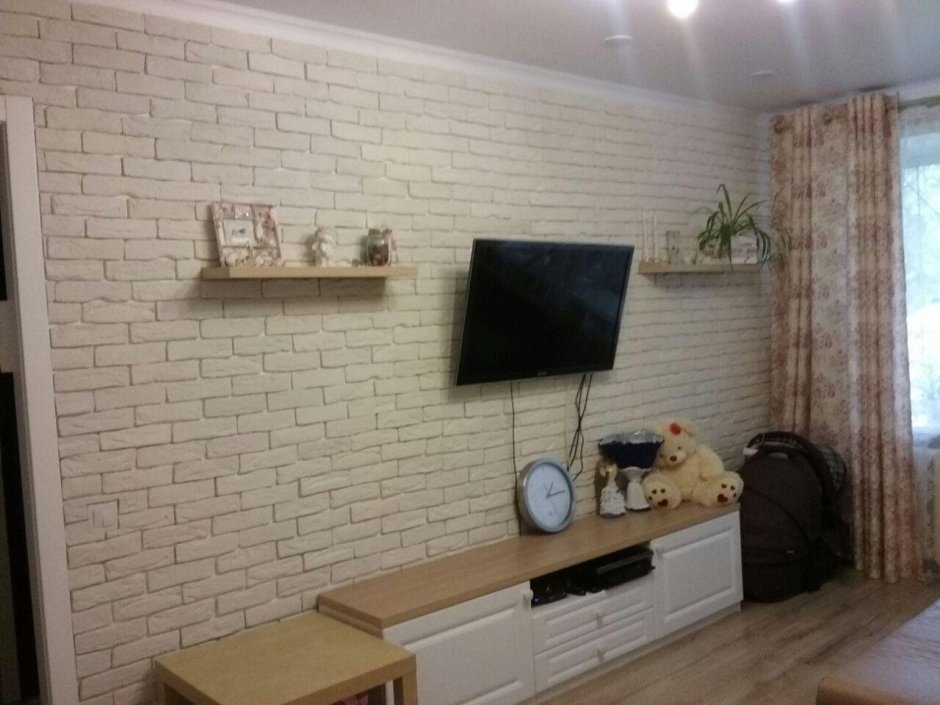 Декор стены кирпичиками частично