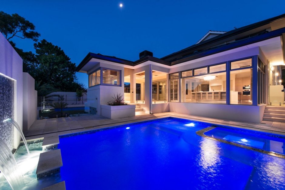 Дом с бассейном снаружи