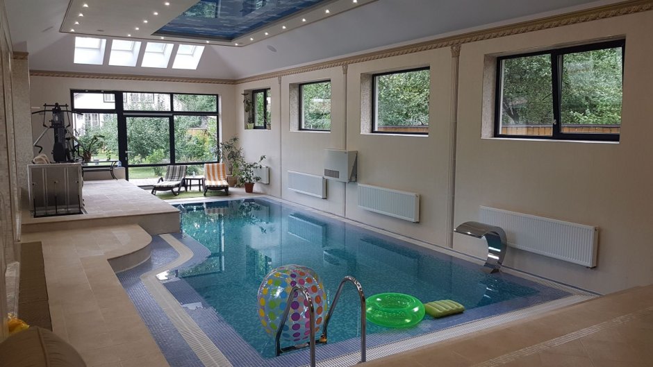 Красивый бассейн