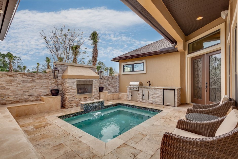 Двухэтажный дом с бассейном внутри