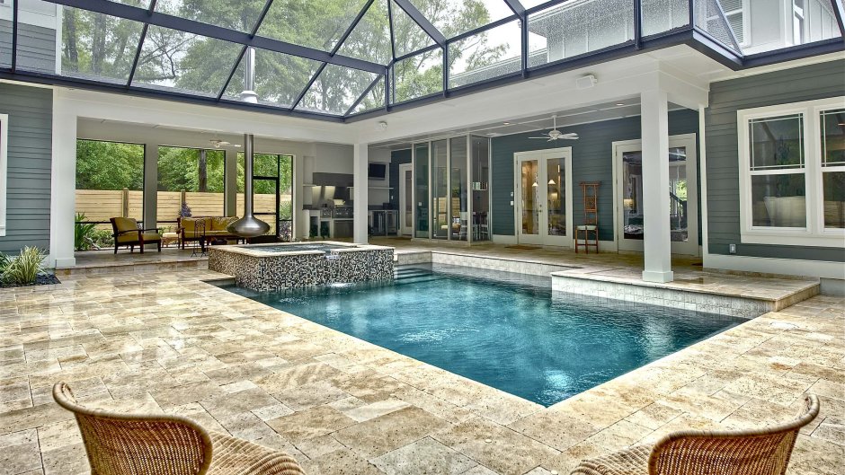 Современный бассейн в загородном доме