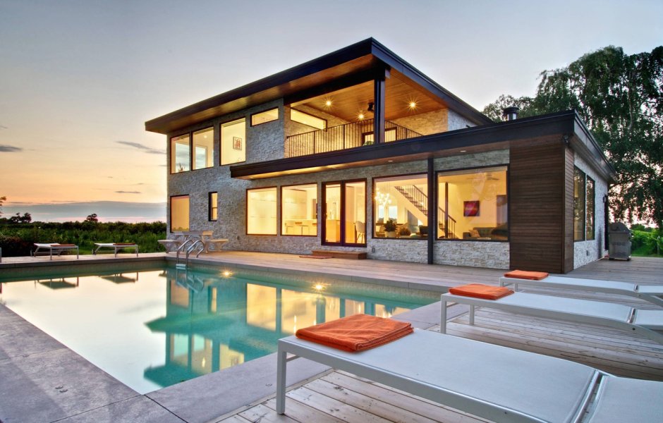 Двухэтажный дом с бассейном