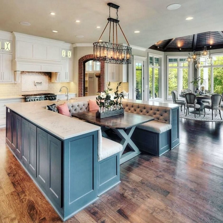 Интерьер кухни с островком