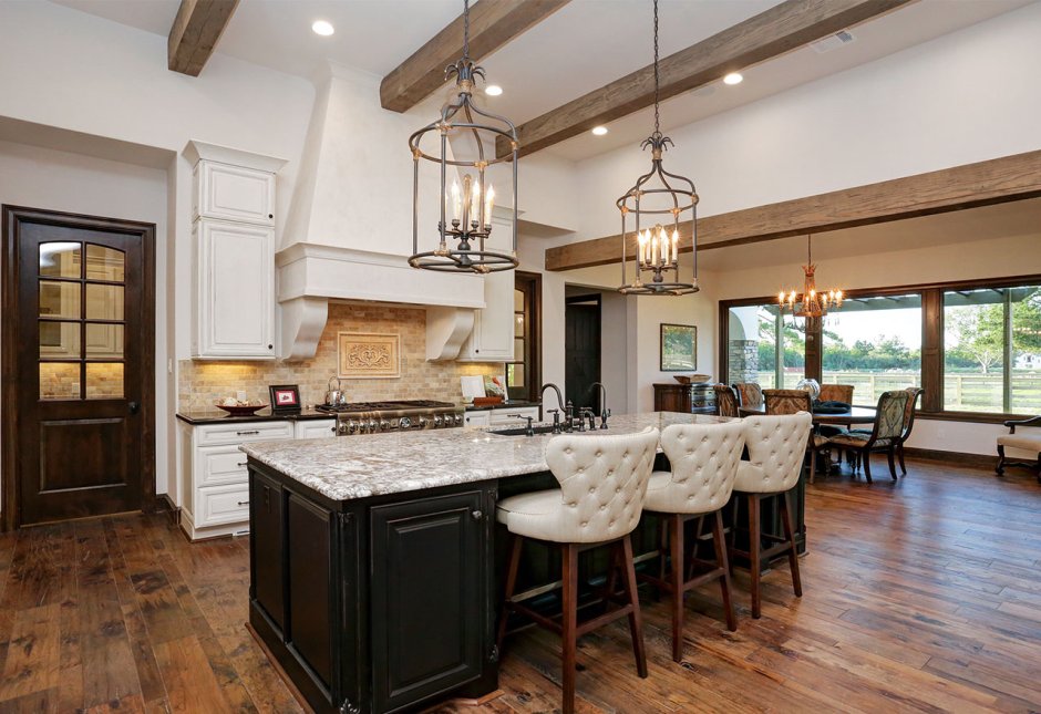 Кухня гостиная с островом в загородном доме
