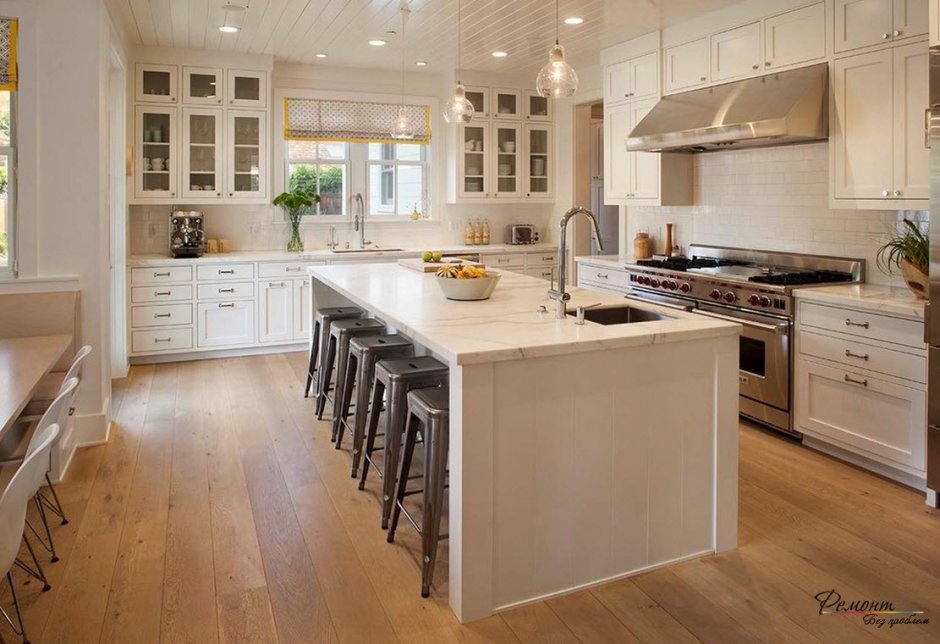 Кухни с островком для загородного дома