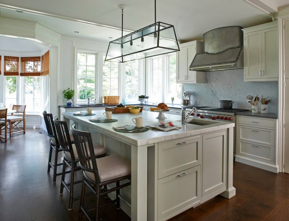 Кухня с островом в загородном доме