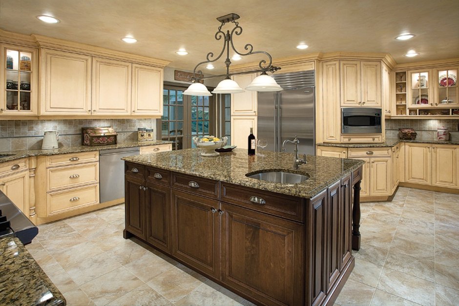 Кухня с балками на потолке