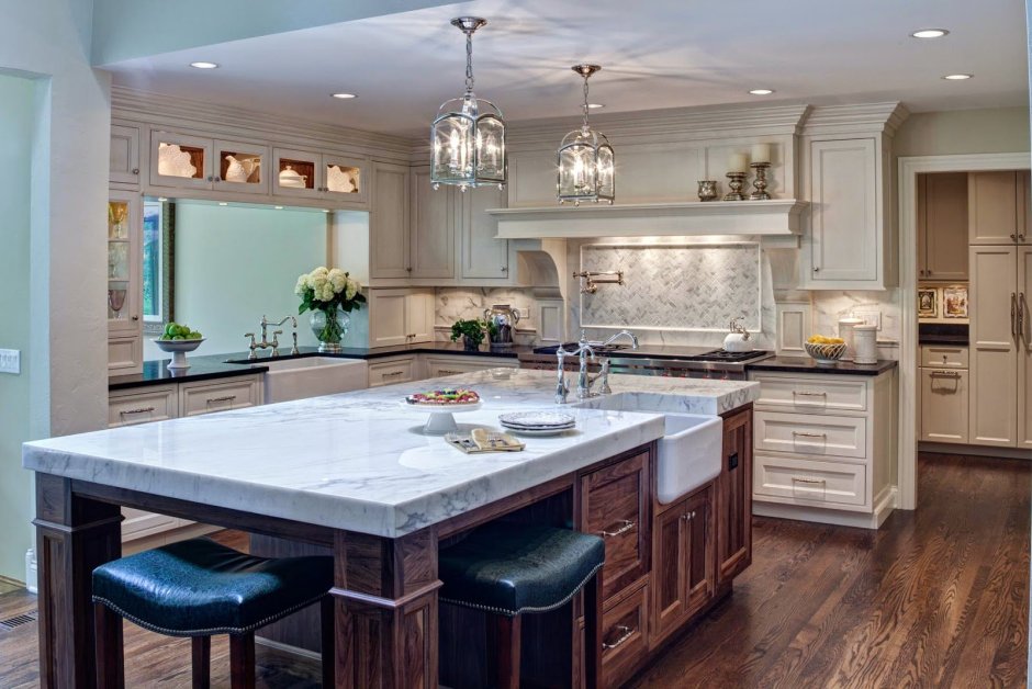 Параллельная кухня с островом